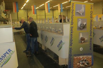 Rudi de Bruin en Jan Pranger bekijken de duiven nog even de duiven worden bekeken